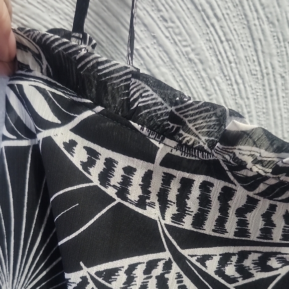 Banana Republic Black and White Leaf Print Maxi Dress - Picture 3 of 5